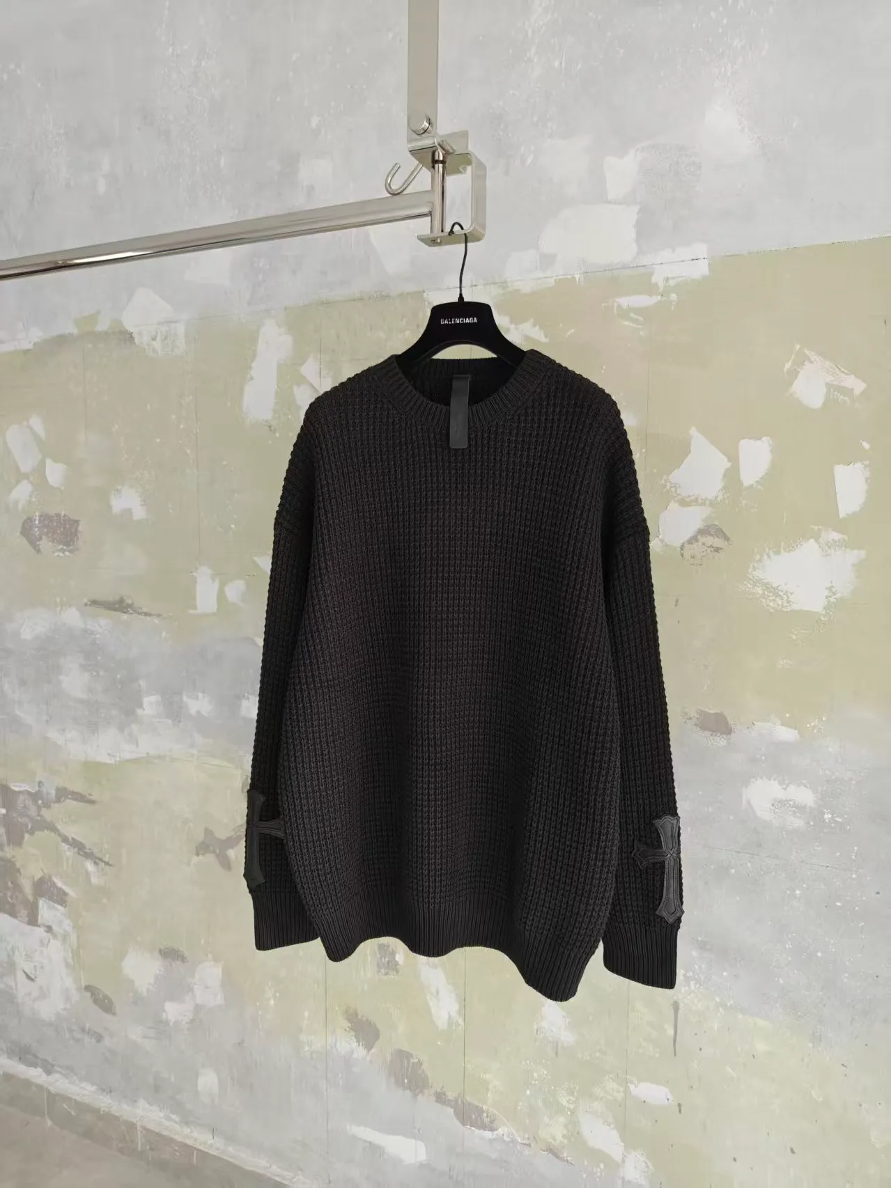 P550 Chrome Hearts cashmere waffle sweater. The main fabric is made of custom-woven and dyed cashmere and mulberry silk blended yarn. The whole dress takes nearly 200 minutes. The Chrome Hearts cross leather on both sides of the sleeves is genuine sheepskin. Hardware. The cross sheepskin is sewn by hand. The labor cost is extremely high. The back hardware accessories are molded and made to order. They are aged and oxidized. Size S M L